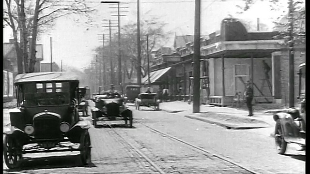 1919年B/W电车与电车在街上迎头相撞/新闻短片视频素材