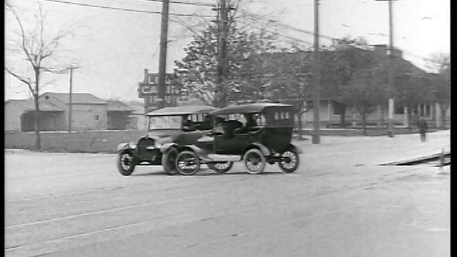 1919年B/W电车经过城市街道+两辆车相撞/新闻短片视频素材