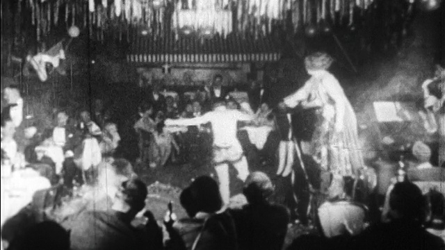 1928年，一名女子在夜总会舞池表演中跳舞，观众观看/新闻短片视频素材