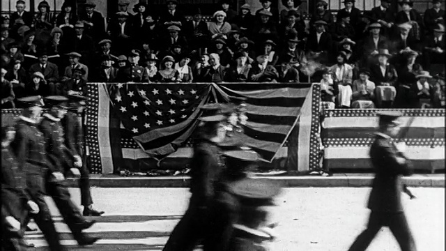 1922年，在游行/特写中，警察行进经过坐在一旁的达官显要视频素材