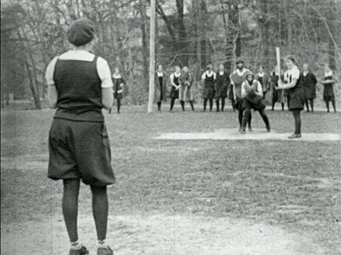 1920年代后视镜女孩在户外棒球比赛中向女孩投球/短主题视频素材