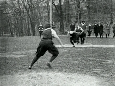 1920年代后视镜女孩投球+击球手在户外棒球比赛中被击中/短主题视频素材