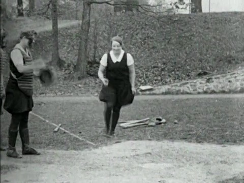 B/W 1920年代女孩在户外女子棒球比赛中选择球棒+挥杆/短主题视频素材