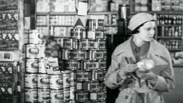 1938年，一名妇女在杂货店选购罐装食品视频素材