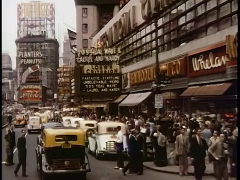 1939年，在繁忙的时代广场街，缓慢的汽车视角/纽约市/工业视频素材