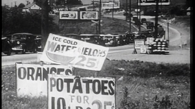 1939年的路边标志生产/交通堵塞在高速公路上的背景/纪录片视频素材