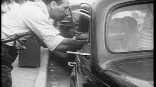 1939年，一名男子靠在汽车/纪录片的窗户上视频素材