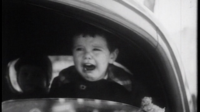 1939年的B/W特写小男孩坐在车里哭泣/纪录片视频素材