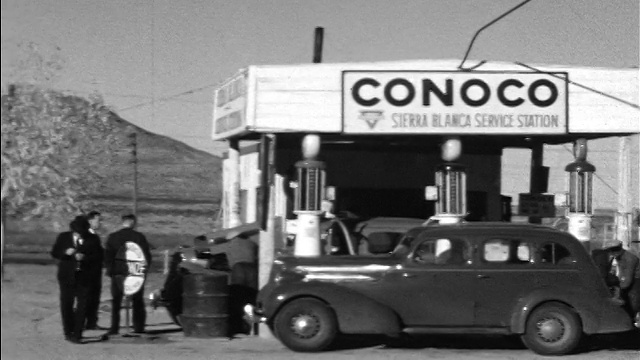 1934年，PAN客户站在德克萨斯州塞拉布兰卡“Conoco”沙漠加油站附近视频素材