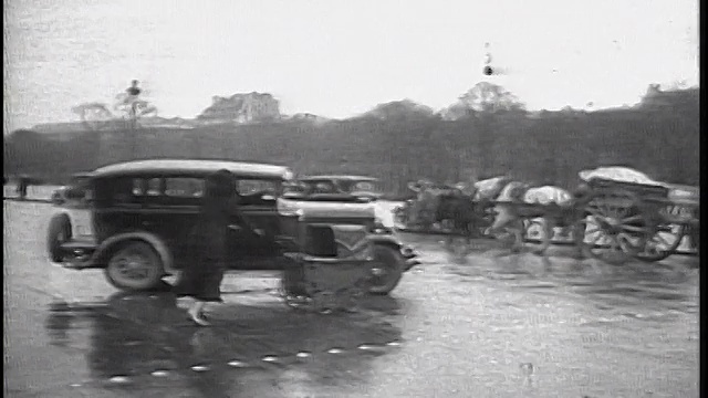 1934年打滑的汽车撞到婴儿车+街上行走的妇女/上演车祸视频素材