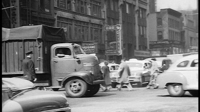 1945年的黑白车辆和行人在繁忙的城市街道十字路口/纽约市/纪录片视频素材