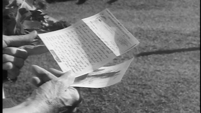 B/W 1943/44 close up woman’s hands holding letter + flowers / Springfield, NJ /新闻片视频素材