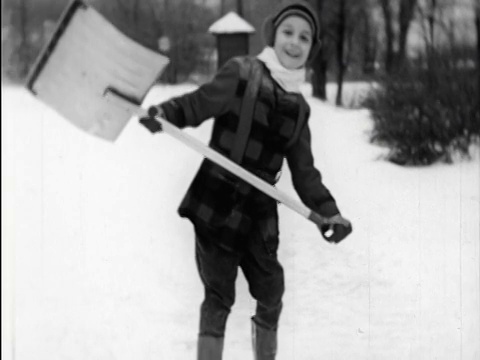 1948年男孩铲雪+微笑/教学视频素材