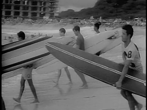 1966年PAN冲浪者与冲浪板走进海洋/夏威夷/新闻短片视频素材