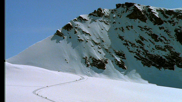 高角度广角镜头从登山者在雪山的脚下/瑞士视频素材