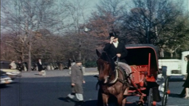 1962年，一名男子在城市街道上驾驶马车，戴着礼帽，抽烟视频素材