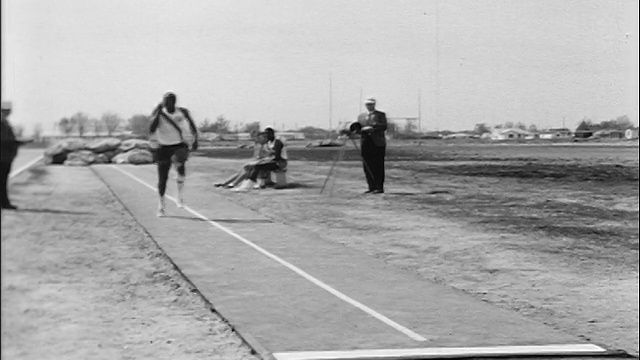 1965年黑人跳远/裁判背景/纪录片视频素材