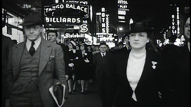 1940年B/W摄影车拍摄的拥挤的人行道在晚上的时代广场/纽约市视频素材