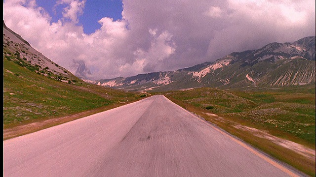 穿越乡村和山脉的道路上的汽车视角/意大利/ Campo Imperatore / appendix nine Mtns视频素材