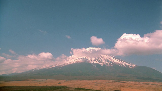 富士山/日本前的时间流逝云的宽镜头视频素材