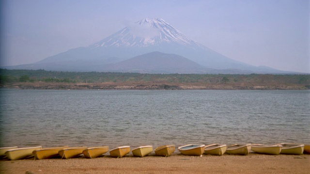 湖岸边划艇的宽镜头，背景是富士山/正二湖，日本视频素材