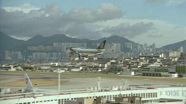 新加坡航空公司的飞机降落在跑道/香港视频素材