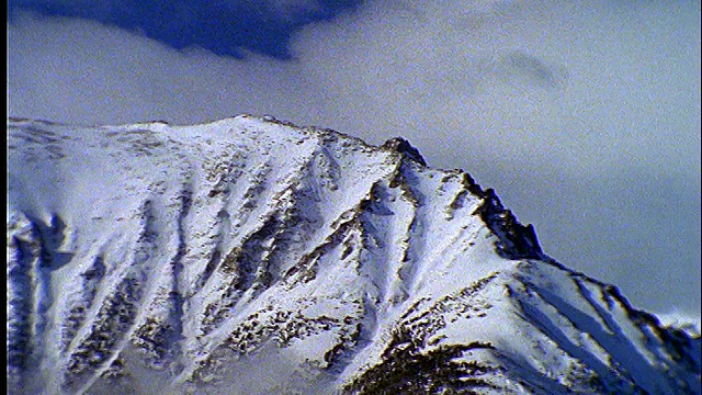 近距离拍摄在积雪的内华达山脉山峰/加利福尼亚上空的延时云视频素材