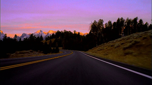 汽车观点的道路上的平原上的提顿山/大提顿国家公园，怀俄明州视频素材