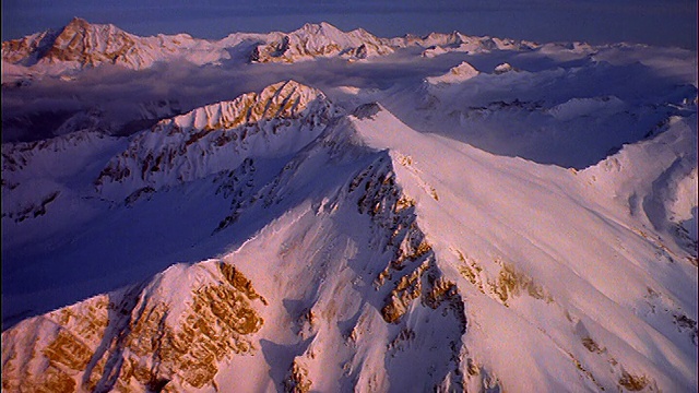 雪山上空的鸟瞰图/犹他州视频素材