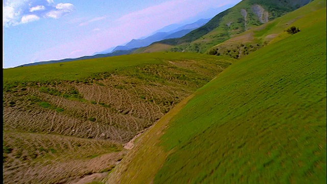 空中俯瞰绿草茵茵的山顶和山谷/法国普罗旺斯视频素材