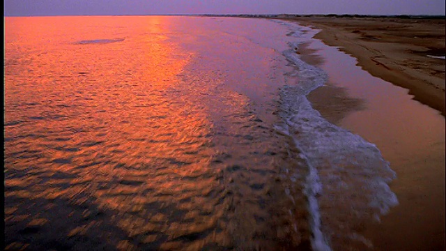 夕阳下海滩和海浪的航拍/ Camargue /普罗旺斯，法国视频素材