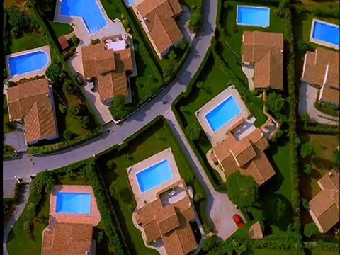 带有游泳池的郊区住宅的天线/ Beauvallon，普罗旺斯，法国视频素材