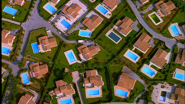 带有游泳池的郊区住宅的天线/ Beauvallon，普罗旺斯，法国视频素材