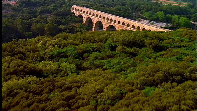 高架渠遗址(Pont du Gard)的天线/普罗旺斯/法国视频素材