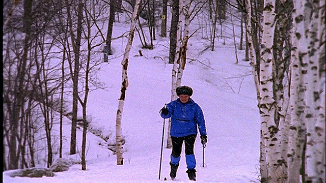 慢动作中年女子越野滑雪视频素材