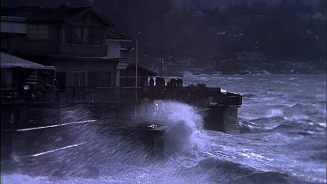 暴风雨的海浪冲击着海岸线上的房屋/西雅图视频素材