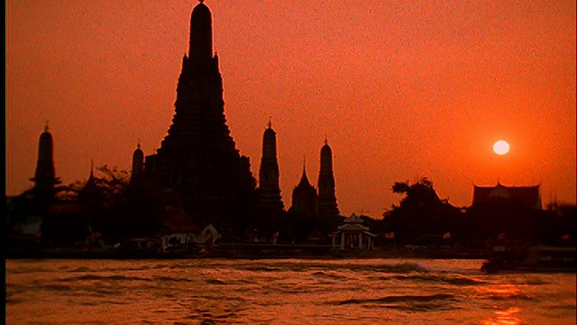 夕阳下湄南河上的佛教寺庙(Wat Arun)剪影/曼谷视频素材