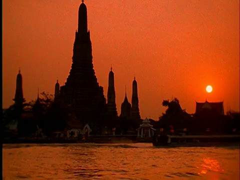 夕阳下湄南河上的佛教寺庙(Wat Arun)剪影/曼谷视频素材