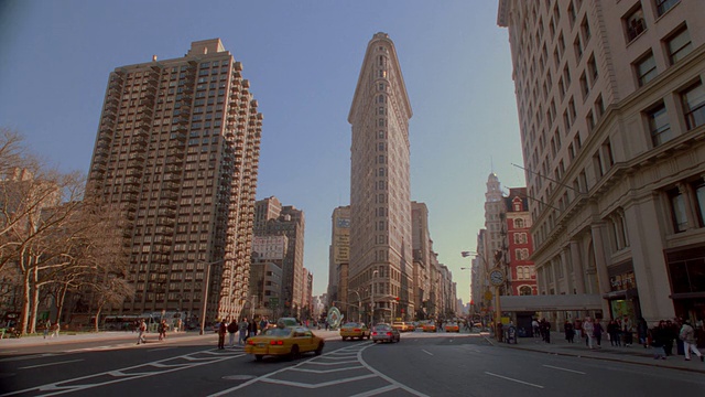 Flatiron大厦/纽约市附近第五大道+百老汇的时间流逝交通视频素材