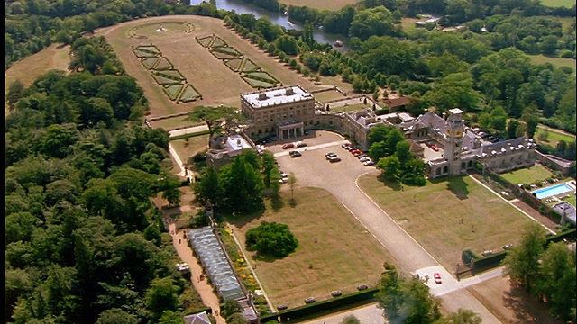 空中大型庄园+花园/克莱夫登别墅，库克姆，白金汉郡，英国视频素材