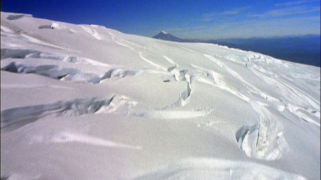 从空中俯瞰远处地平线上的雪山/火山视频素材