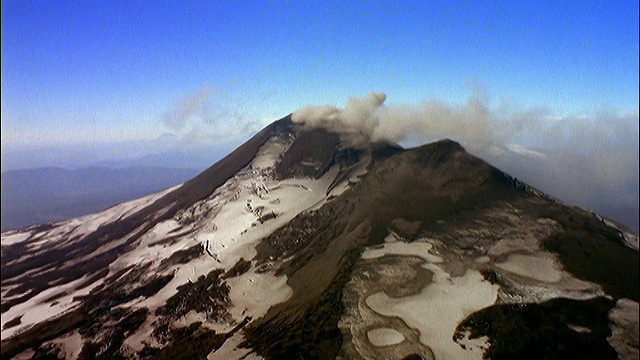 航空冲向冒烟的火山视频素材