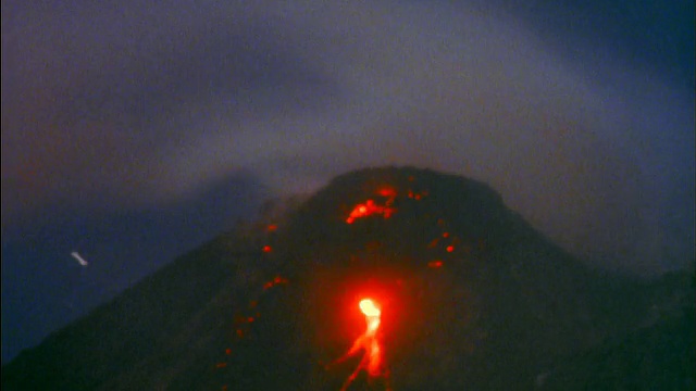 印度尼西亚爪哇默拉皮火山山顶的熔岩视频素材