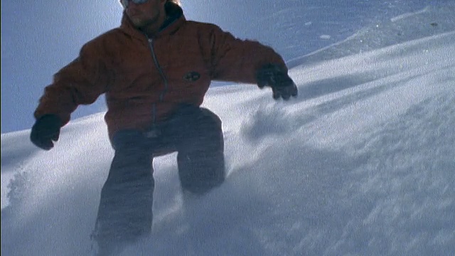 近距离观看男性滑雪板运动员通过相机下坡视频素材