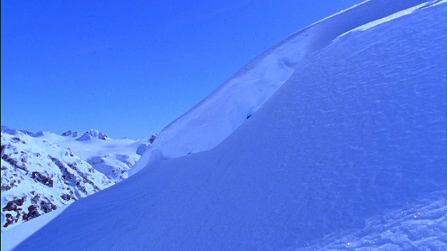 侧面的滑雪者跳下斜坡视频下载