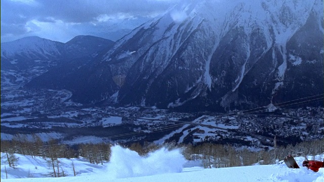 慢动作滑雪板跳下悬崖/山脉+山谷的背景视频素材