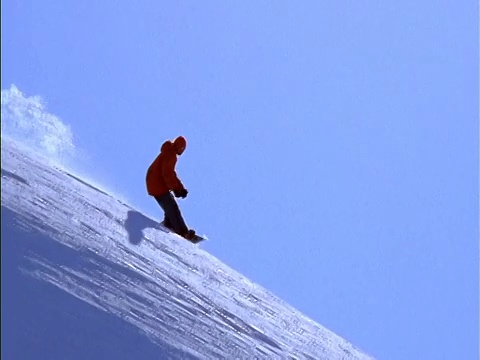 慢动作低角度滑雪板在滑雪面具滚下山视频素材