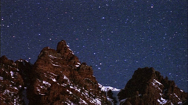 时间流逝，落基山脉后面的夜空视频素材