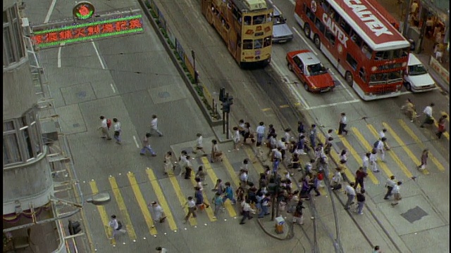 高角度人群在十字路口过马路/香港视频素材