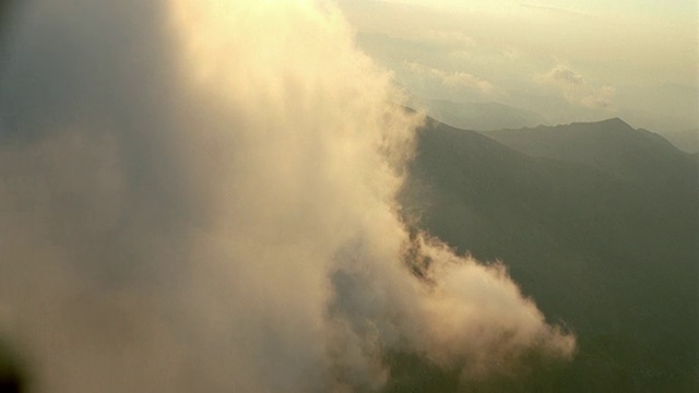 空中飞机的观点通过云山脉/普罗旺斯，法国视频素材